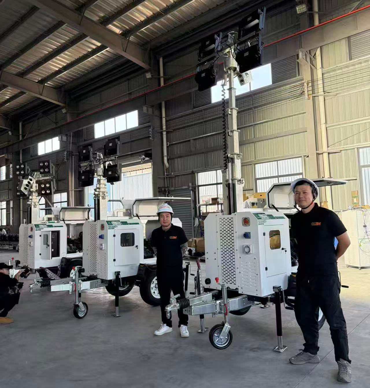 Neue Charge kundenspezifischer Lichtturmgeneratoren fertiggestellt und bereit für den weltweiten Versand