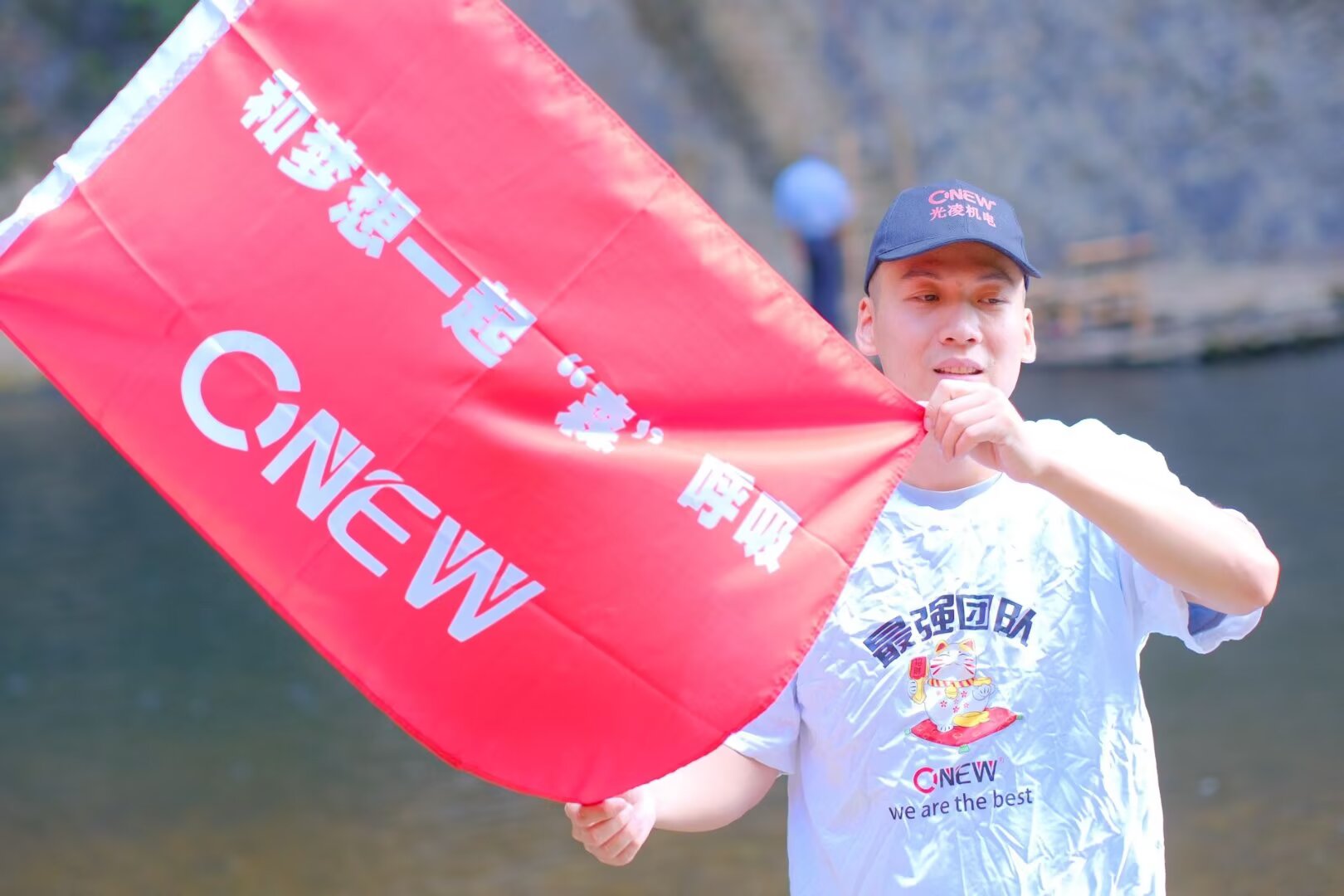 Das ONEWPOWER Teambuilding-Retreat fand in einem malerischen Tal statt